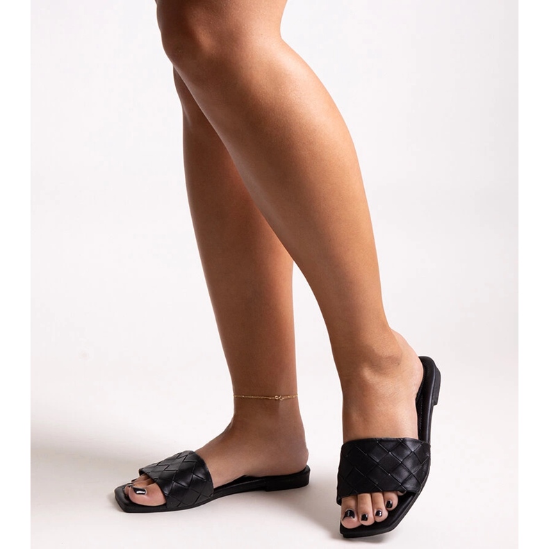 Black flip-flops with a quilted Hakimi insole 1