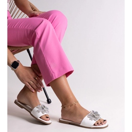 White flip-flops with a Vendula zircon flower 1