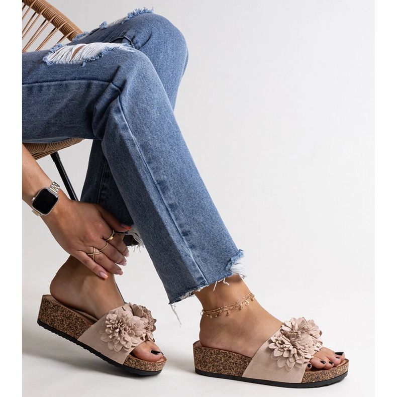 Beige flip-flops with flowers on the Apolonia platform 1