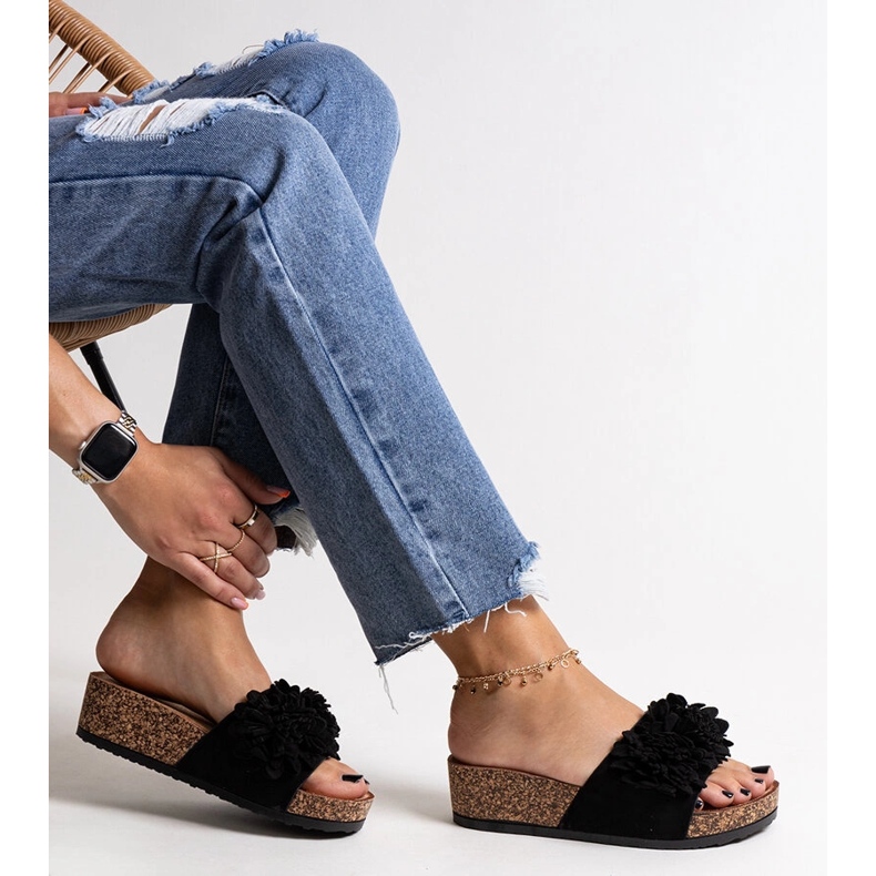 Black flip-flops with flowers on the Apolonia platform 1