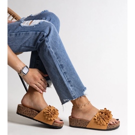 Caramel flip-flops with flowers on the Apolonia platform brown 1