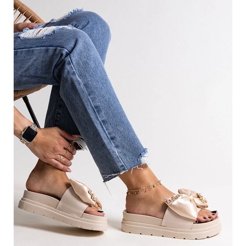 Beige massive flip-flops with a bow, izsa 1