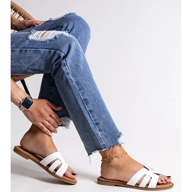 White classic flip-flops with Umayma decoration 1