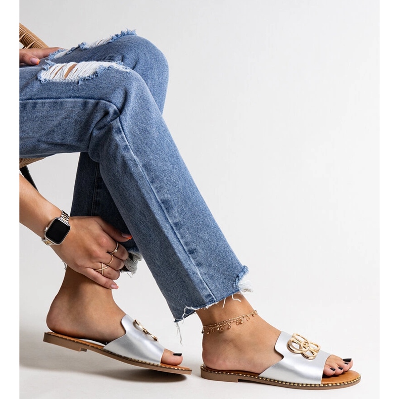 Silver flip-flops with a decorative Safi buckle 1