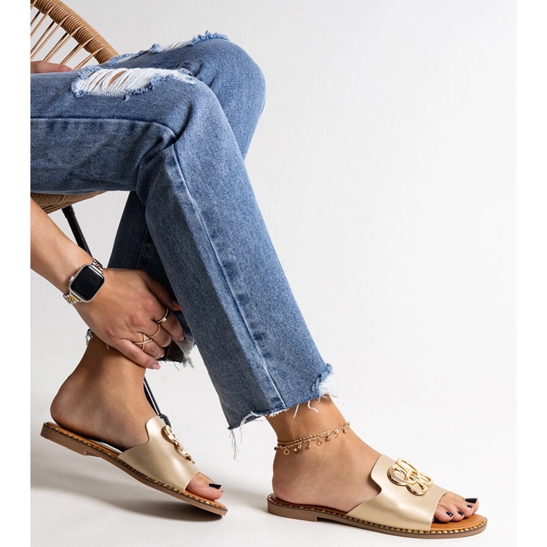 Gold flip-flops with a decorative Safi buckle golden 1