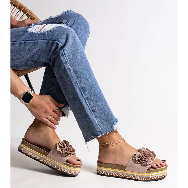 Beige flip-flops decorated with Mehret flowers 1