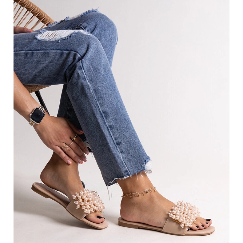 Beige flip-flops decorated with Atiyene beads 1