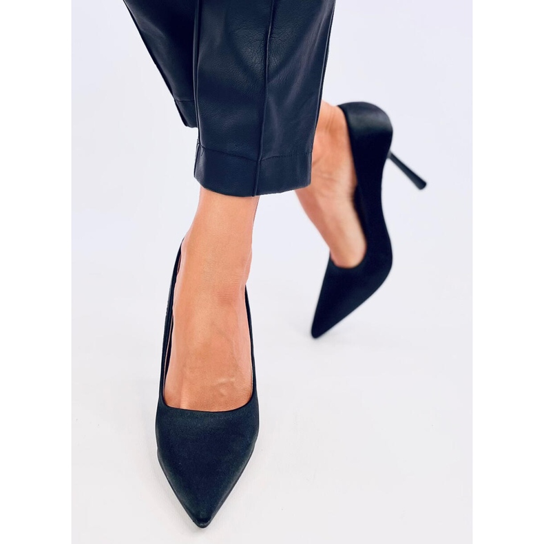 Pumps with a unique heel from Lesley Black 1