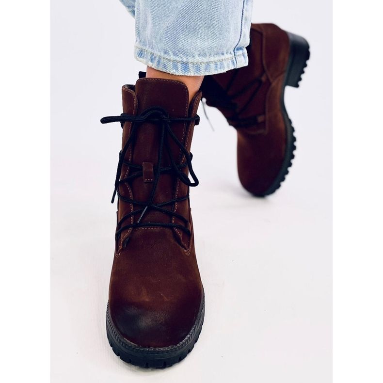 Boots on the protector of Harbor Marron brown 1