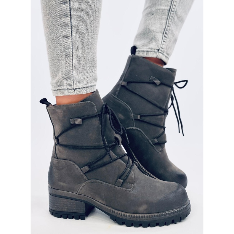Boots on the Harbor Gris protector grey 2