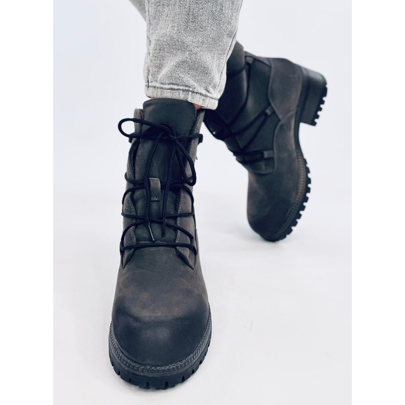 Boots on the Harbor Gris protector grey 1