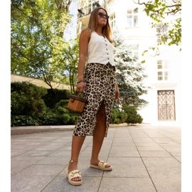 Beige flip-flops with a gold buckle by Feorie 2