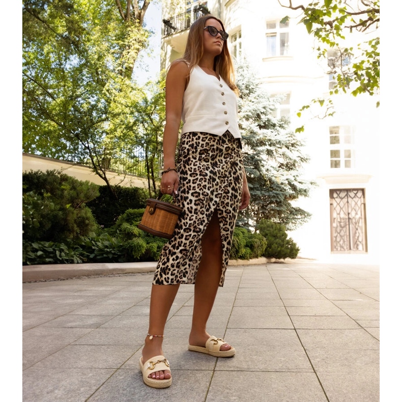 Beige flip-flops with a gold buckle by Feorie 2