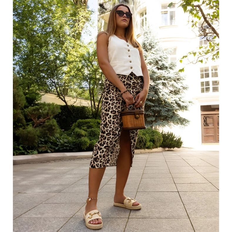 Beige flip-flops with a gold buckle by Feorie 1