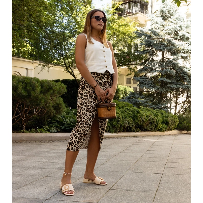 Light beige low-heeled slippers from Cantara 1