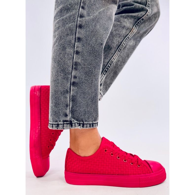 Red single-color sneakers 2