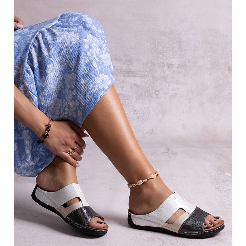 Black and white shiny flip-flops Saminar 1