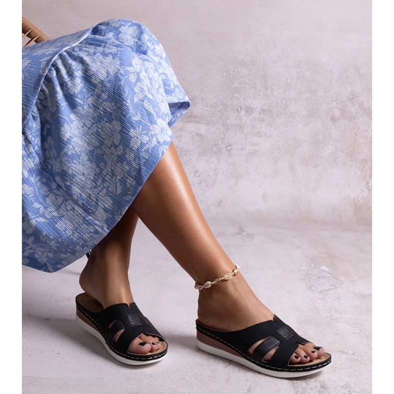 Black lightweight low-heeled flip-flops by Mifsuda 1