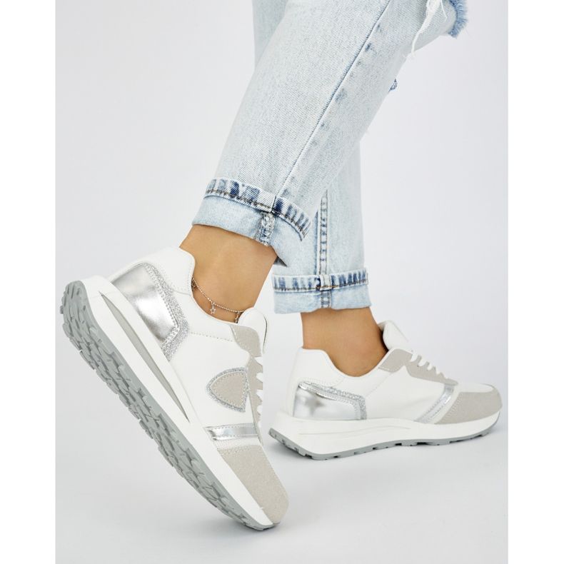 Women's white sports shoes 2