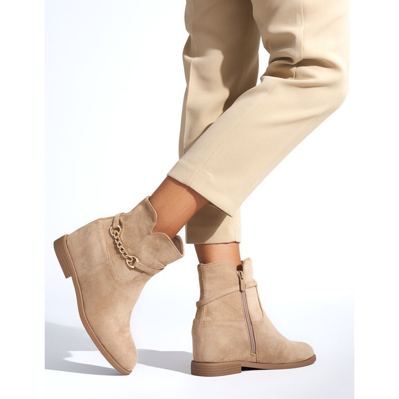 Beige women's boots with a chain 2