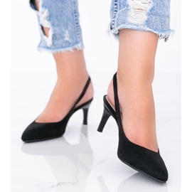 Black pumps on a Tari heel 1