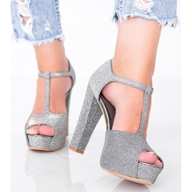 Shiny gray pumps on the Elissa post grey 1