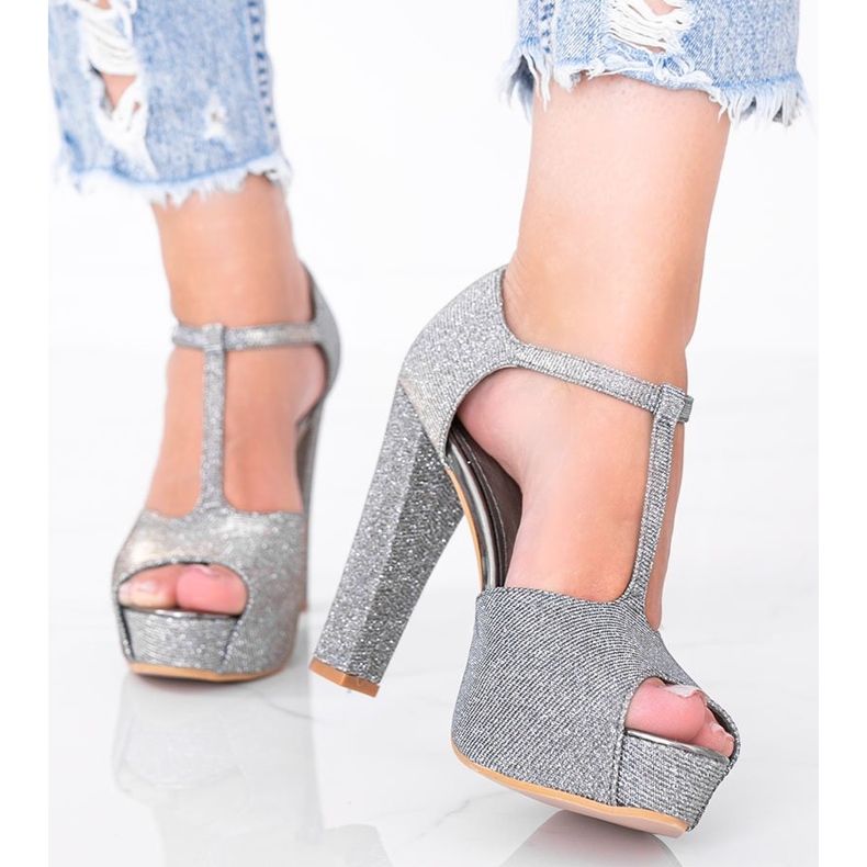 Shiny gray pumps on the Elissa post grey 1