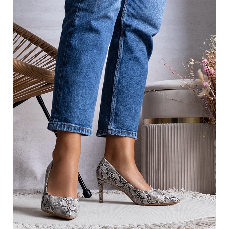 Beige pumps in the Nickle snake skin pattern 1