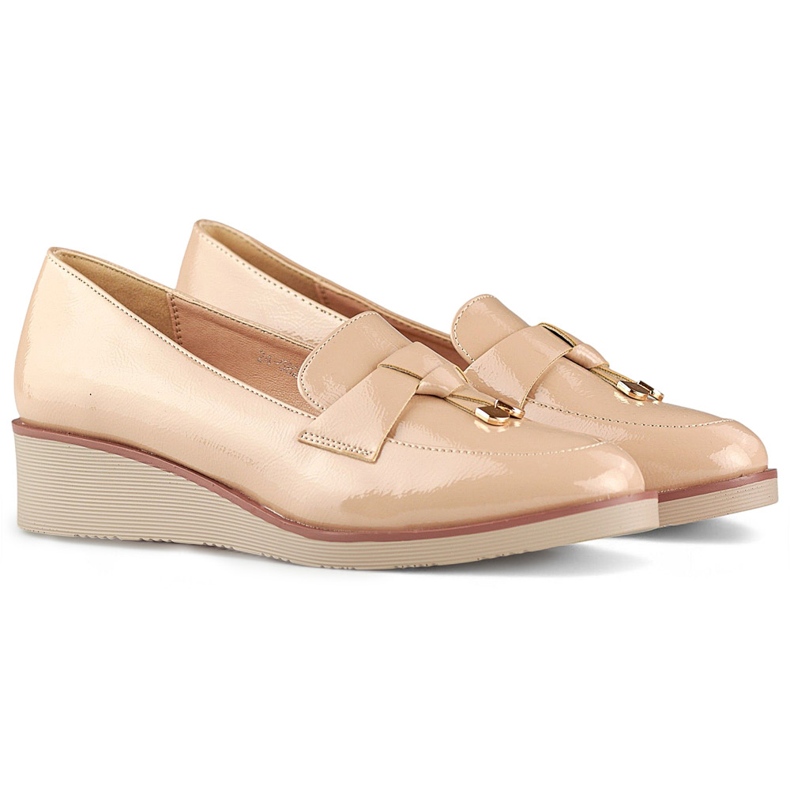 Beige patent leather pumps with a low wedge 1