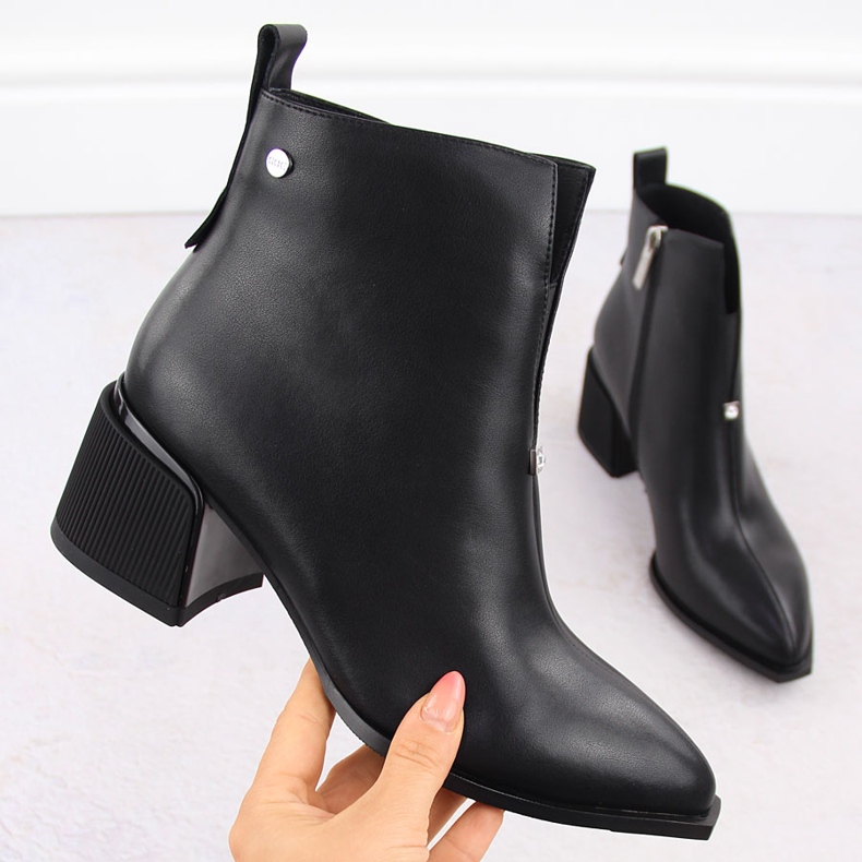 Women's leather ankle boots with heels black Goe OO2N4211 1