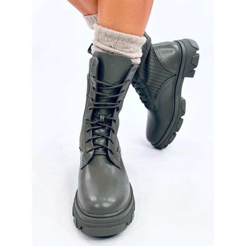 Workers with a flexible Calling Green upper 1