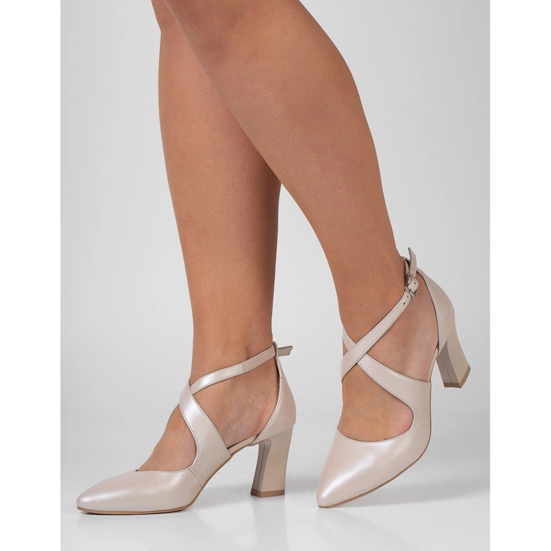 BUTDAM Pumps with straps on the block heel beige Iga 1