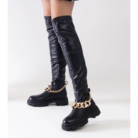 Black flat boots with a chain from Aruen 1