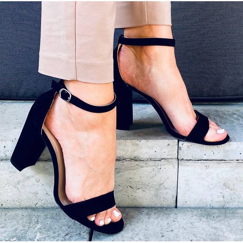 Black high-heeled sandals 2