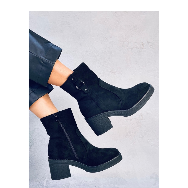 Black wide-heeled ankle boots 2