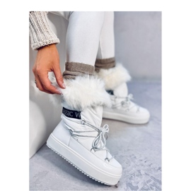 White women's snow boots with fur 1