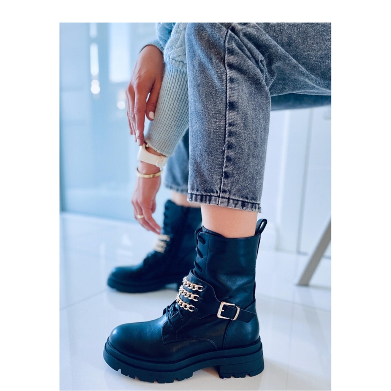 Workers with chains Willy Black - Inello 2