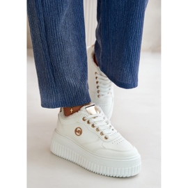 Sports Shoes With a Thick Bottom, White 1