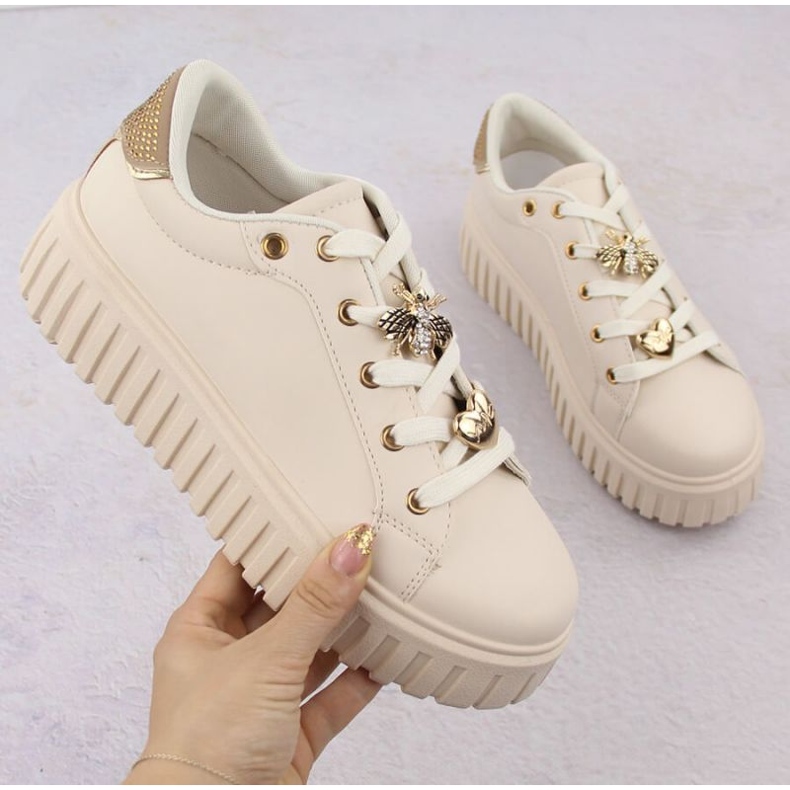 News shoes on the 4756 EVE458B platform beige 1