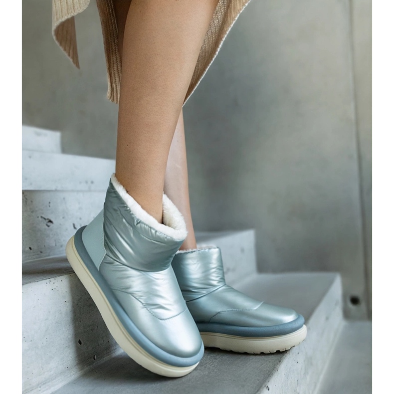 Light green warm snow boots on the Cores platform 2