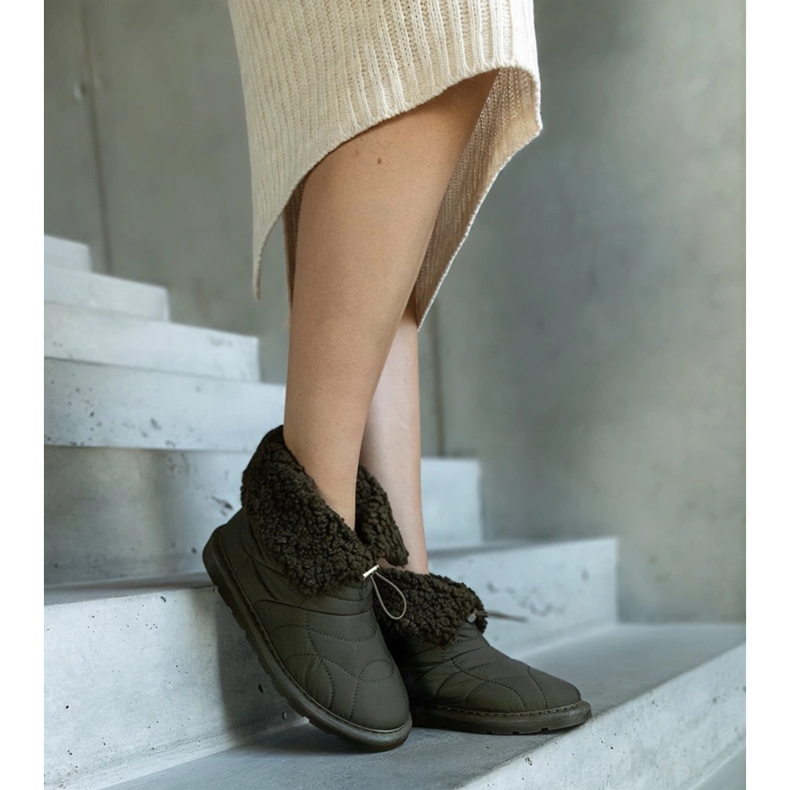 Green insulated snow boots with Caellita cuff black 2