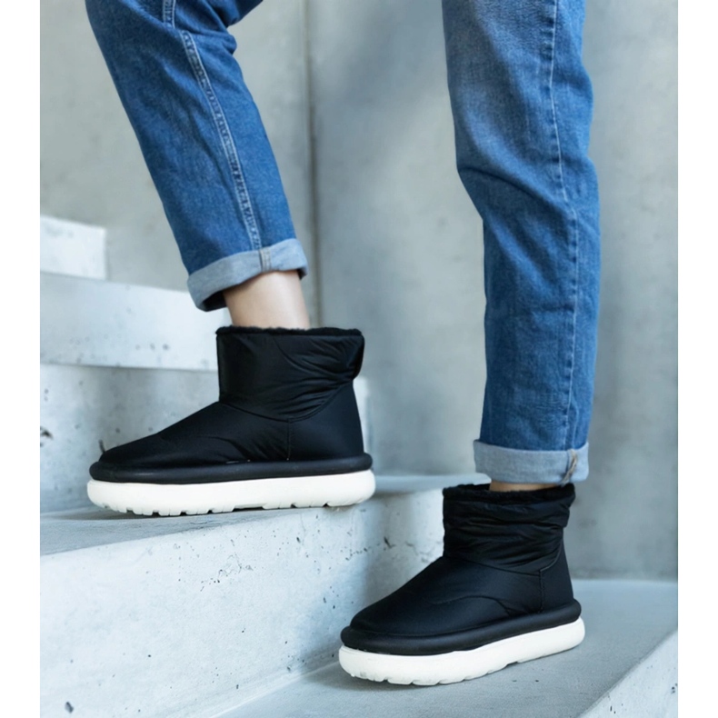 Black warm snow boots on the Cores platform 1