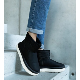 Black warm snow boots on the Cores platform 2