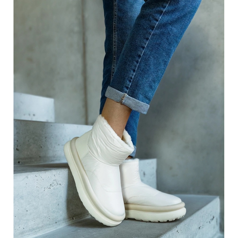 Beige warm snow boots on the Cores platform 1