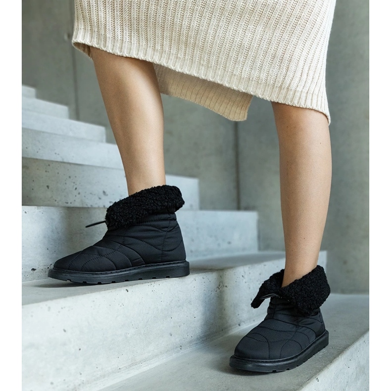 Black insulated snow boots with Caellita cuff 1