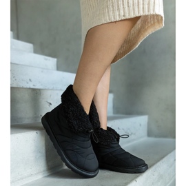 Black insulated snow boots with Caellita cuff 2