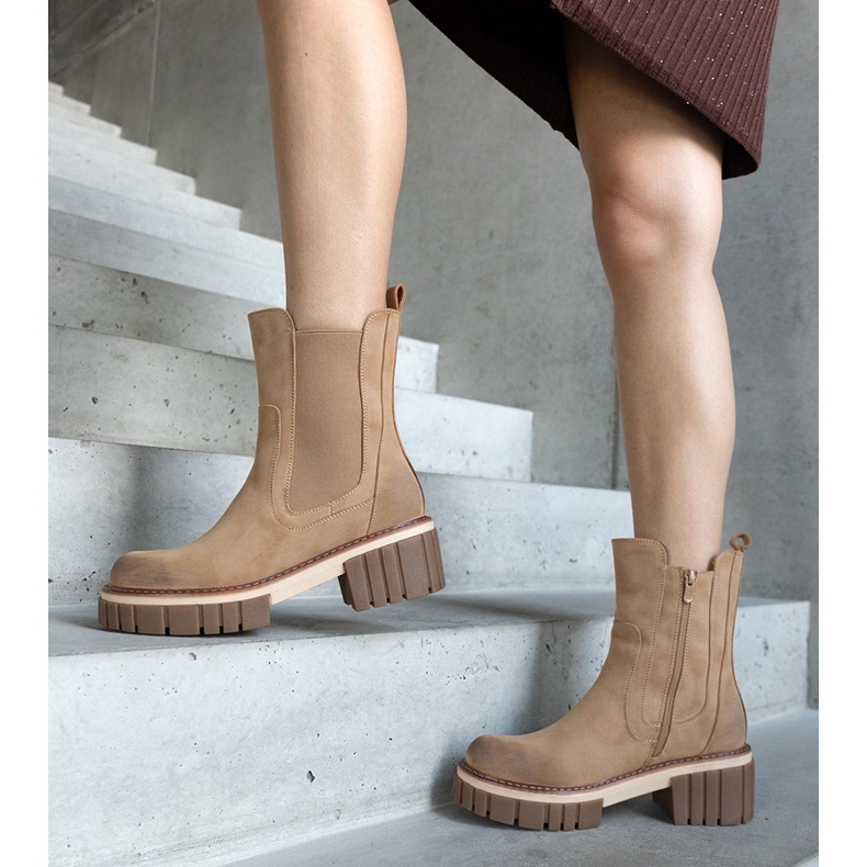 Beige massive platform boots with abrasions from Sholla 1