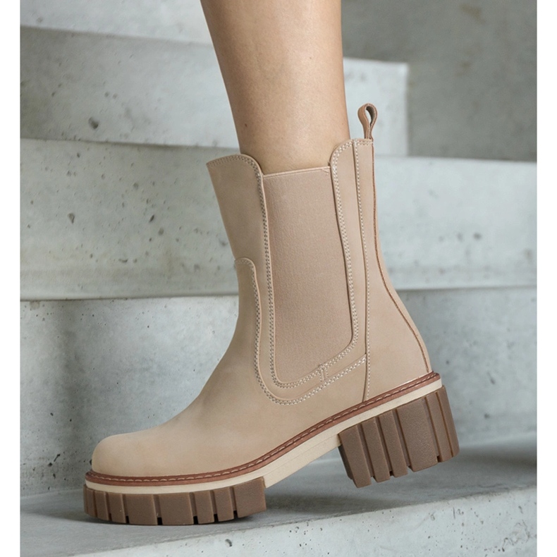 Light beige massive platform boots with abrasions from Sholla 1