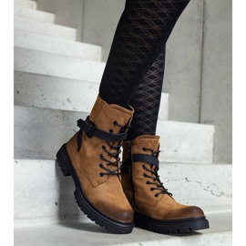 Brown insulated hiking boots with abrasions and a Knees strap 1