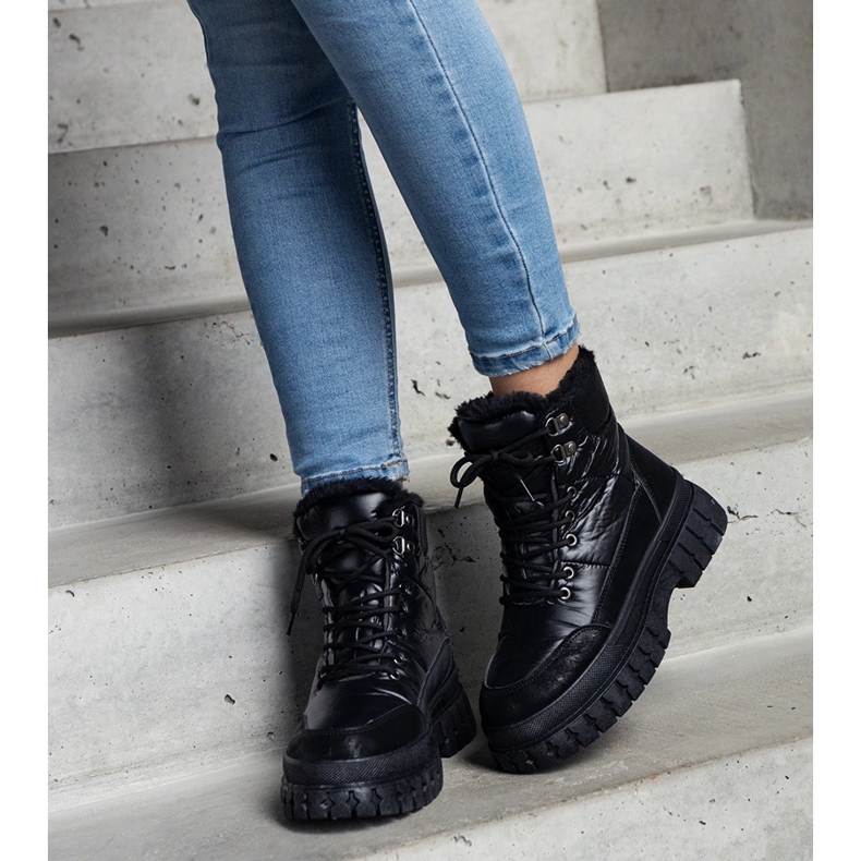 Black insulated snow boots from Ozero 1